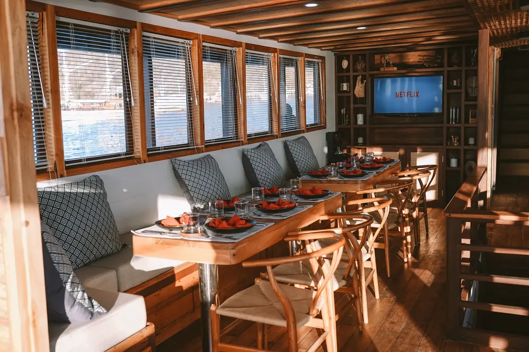 Elbark phinisi Indor restaurant a
