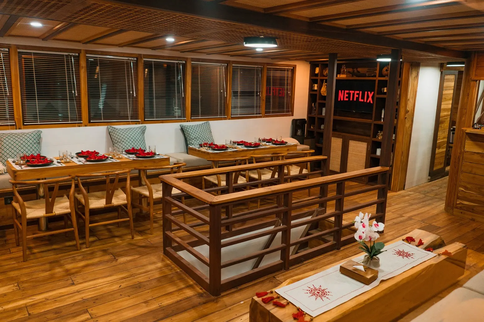Elbark phinisi Indor restaurant b