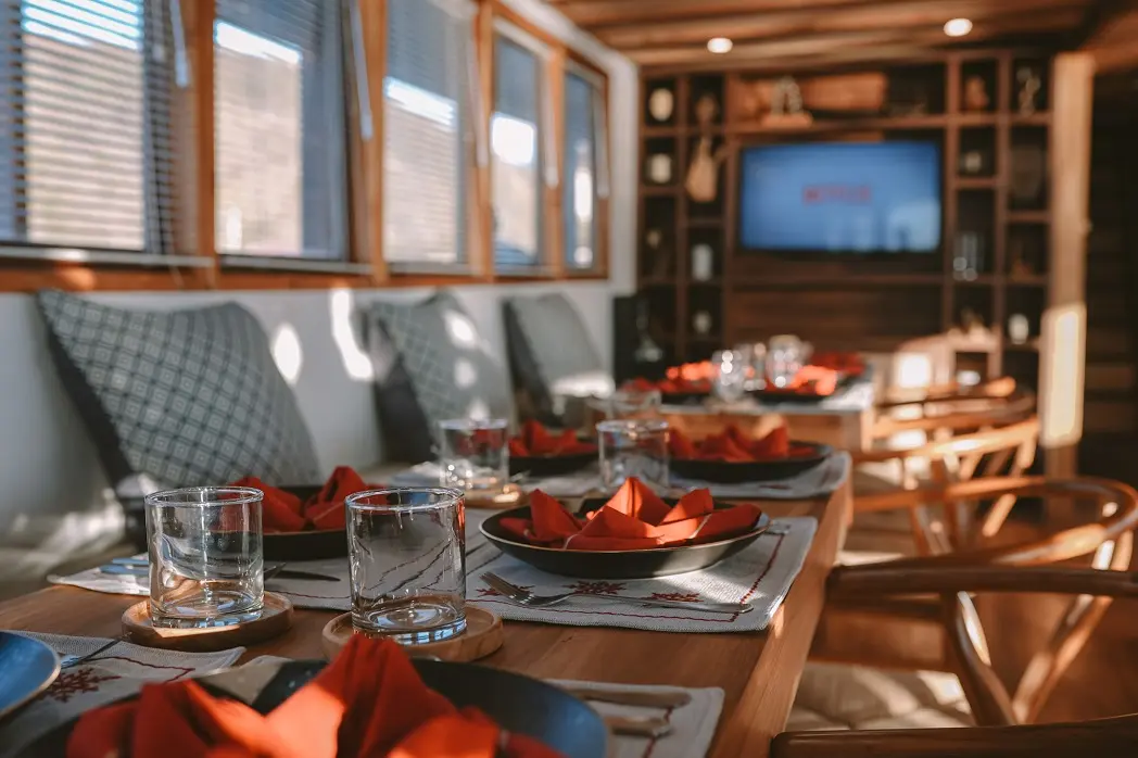 Elbark phinisi Indor restaurant c