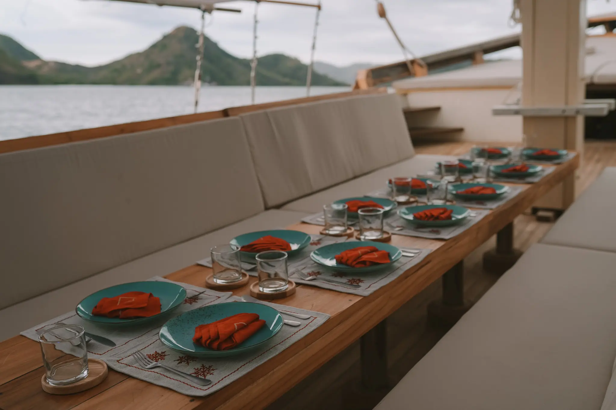 Elbark phinisi Outdoor dining b