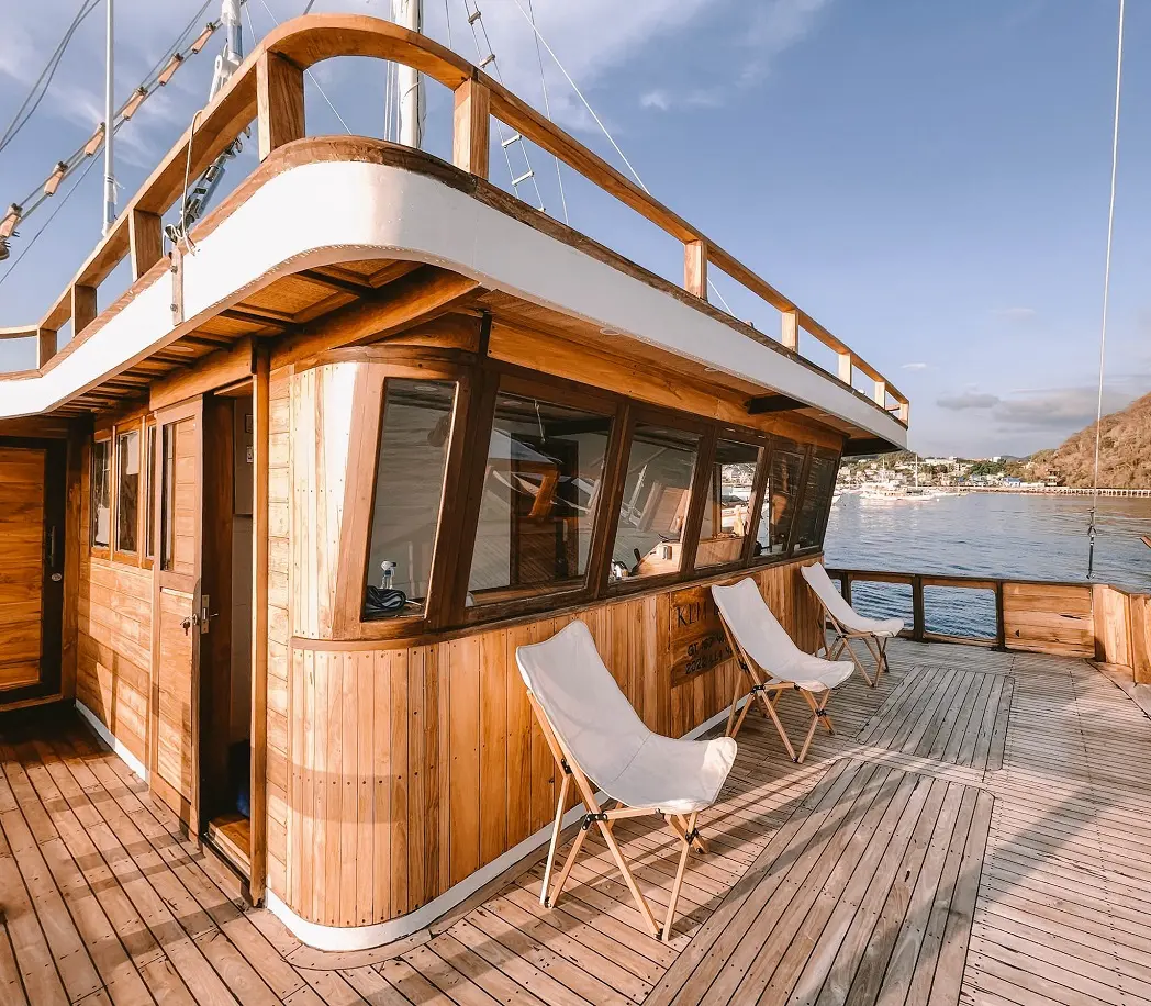 Elbark phinisi sundeck